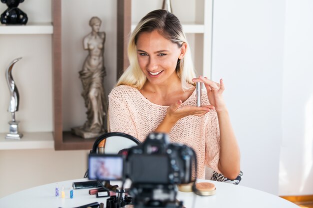 Professional beauty vlogger doing live broadcasting makeup tutorial Premium Photo