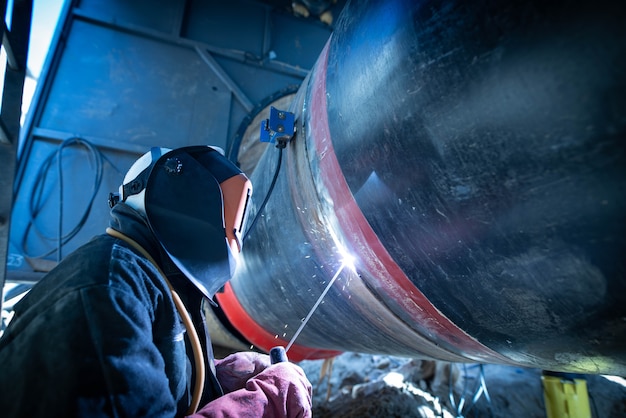 professional-welder-welding-pipe-pipeline-construction_342744-1573 Kaynak Maskesi Seçerken Dikkat Edilmesi Gerekenler