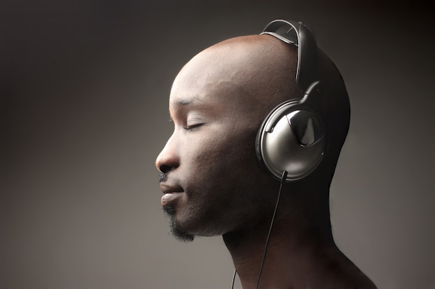  Profile  of a black  man  with headphones Photo Premium 