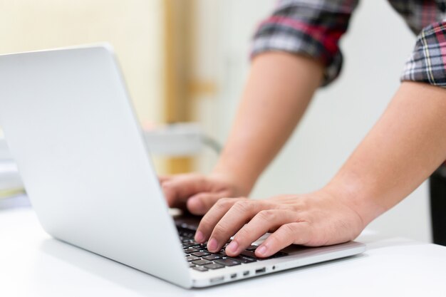 programmer-man-hand-typing-configuration-laptop-input-coding-language-fix-bug-data-center-room_42708-684.jpg (626×417)