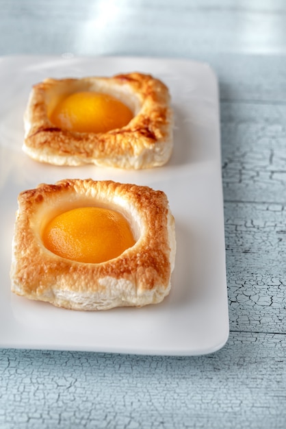 Premium Photo | Puff pastry with canned peaches