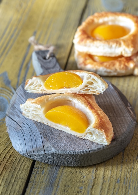 Premium Photo | Puff pastry with canned peaches