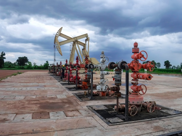 premium-photo-pump-jack-starting-the-lifting-stroke-to-brink-crude-oil-up-out-of-a-producing