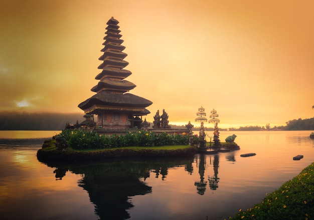 Pura ulun danu bratan, hindu temple on bratan lake landscape at sunrise in bali, indonesia. Premium Photo