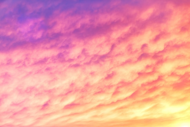 紫とオレンジ色の夕焼け空 暗い雲の美しい空 プレミアム写真