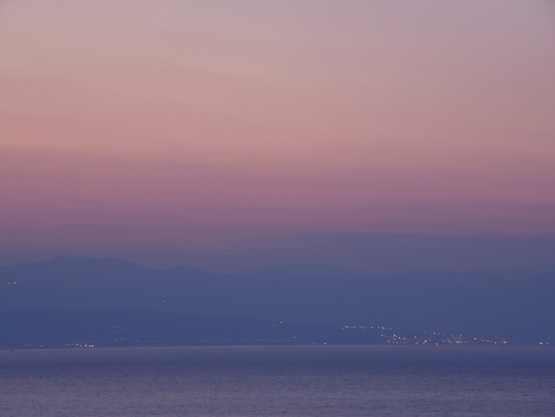クロアチア オパティア アドリア海の山脈と夕焼け空の紫とピンク色のグラデーション プレミアム写真