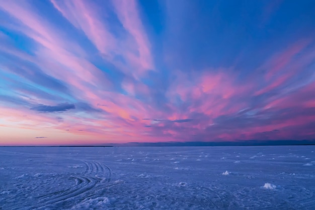 紫の青い夕日や川の上の冬の日の出 プレミアム写真