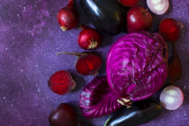 紫色の背景に紫色の果物と野菜 キャベツ リンゴ 紫玉ねぎ ビート なす 同じ色の範囲の新鮮な農場の野菜と果物 上面図 コピースペース プレミアム写真