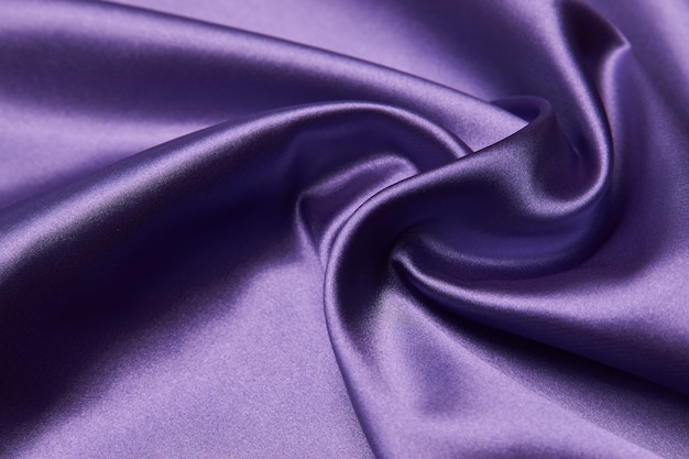 紫のシルク生地の背景 クローズアップ 滑らかな紫のサテンの布のテクスチャは コピースペースで抽象的な背景として使用できます プレミアム写真