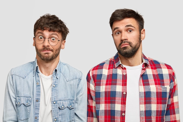 free-photo-puzzled-bearded-men-with-clueless-expression-doesn-t-know