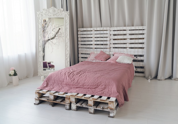 Queen Size Bed Made Of Wooden Pallets, Mirror Queen Size Bed Frame