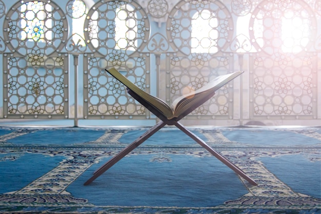 Quran - kitab suci umat Islam, pemandangan di masjid Premium Photo