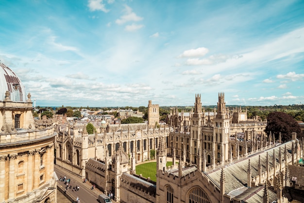 オックスフォード大学のラドクリフカメラとオールソウルズカレッジ 英国オックスフォード プレミアム写真