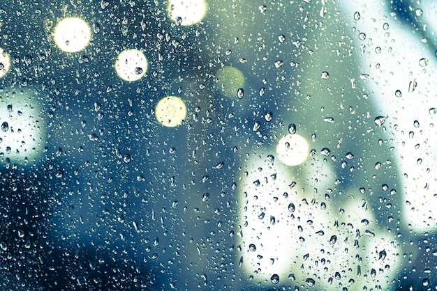 窓​に​雨​が​降る 無料写真