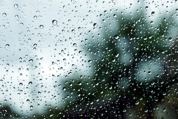 プレミアム写真 雨の日は窓に雨が降る ガラス窓テクスチャ通りの雨をドロップします