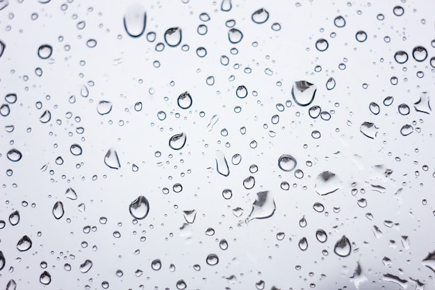 ガラス クローズアップ 青い色合いの水滴のテクスチャに雨滴 プレミアム写真
