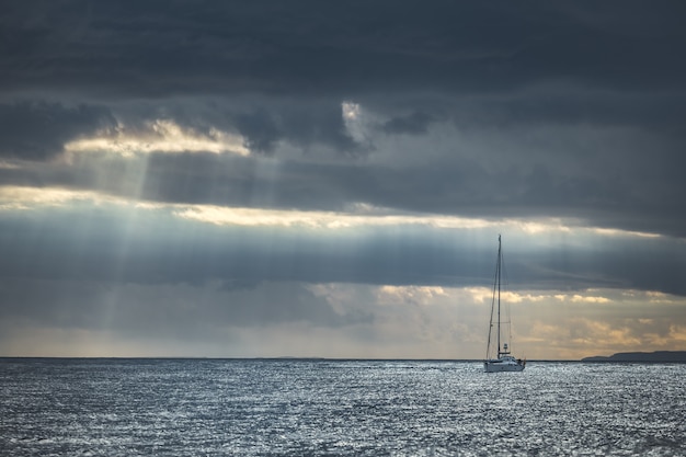 海のヨットの上に雨の空 アイルランド プレミアム写真