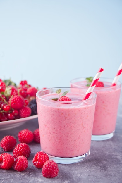 Raspberry smothies and raspberry fruit Premium Photo