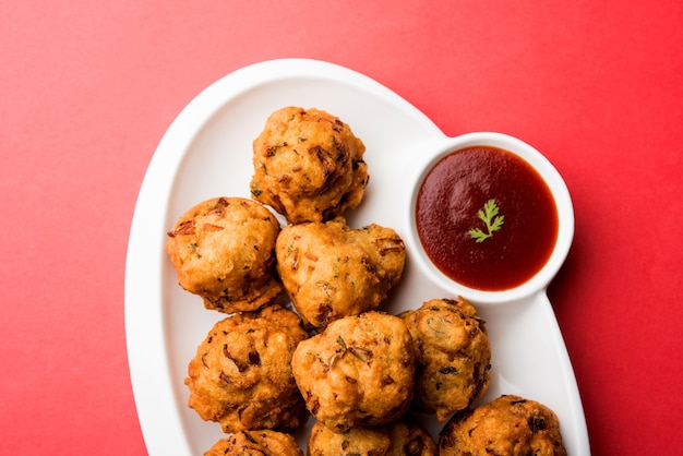 Premium Photo Rava Bhajj Or Bhajiya Also Known As Suji Pakoda Or