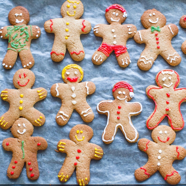 Premium Photo | Raw gingerbread men on a baking