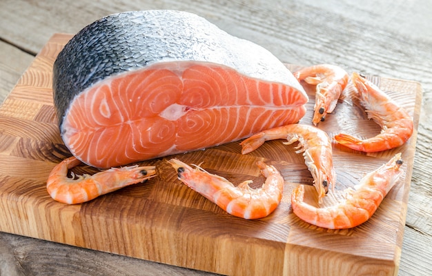 raw-salmon-shrimps-wooden-board_165536-6261.jpg (626×400)