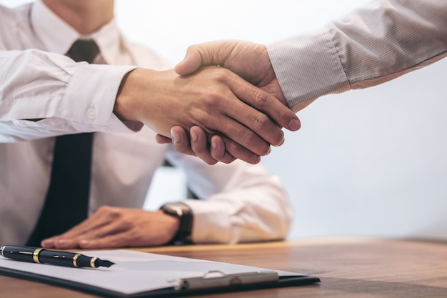 Real estate agent and customer shaking hands Premium Photo