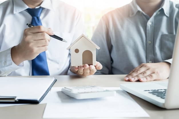 Real estate agent to present the property (house) to customer Premium Photo Real estate agent to present the property (house) to customer Premium Photo
