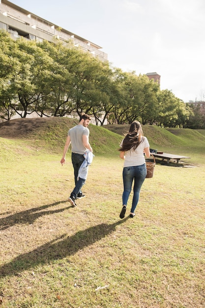 A couple walking through the park. | Photo: Freepik