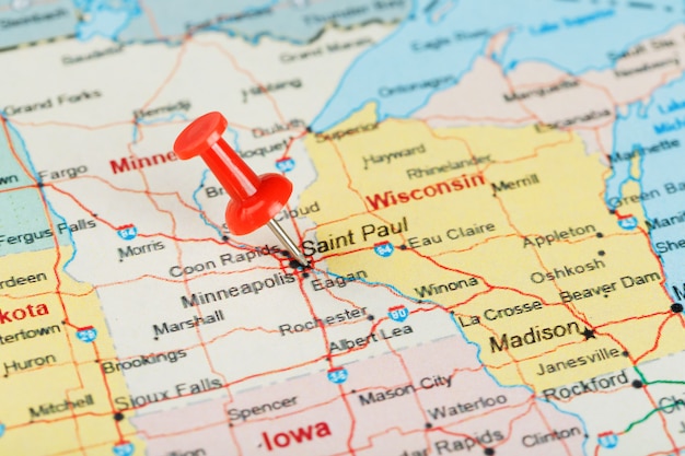アメリカ ミネソタ 首都セントポールの地図上の赤い聖職者の針 赤い鋲でミネソタ州の地図を閉じる プレミアム写真