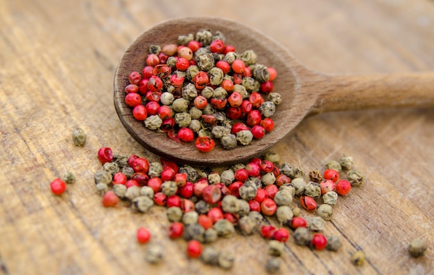 Premium Photo Red And Green Mix Peppercorn Berry Seasoning In Wooden Spoon Close Up