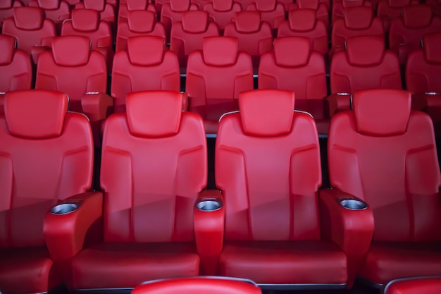 プレミアム写真 映画館の赤い座席 ぼやけた背景