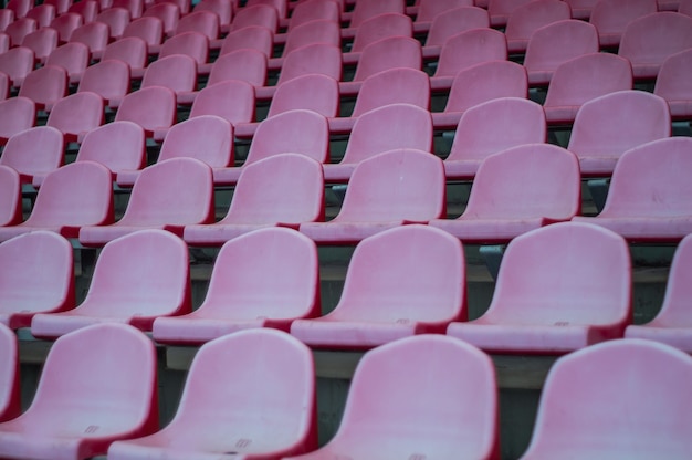 スタジアムの赤い席 サッカースタジアムの空席 プレミアム写真