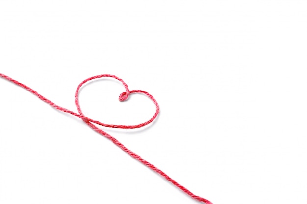 赤い糸と白で隔離の心 プレミアム写真