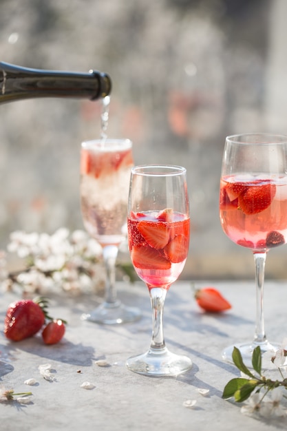 赤ワインのサングリアまたはグラスとピンチャーで果物と氷でパンチ 自家製のさわやかなフルーツのサングリア プレミアム写真