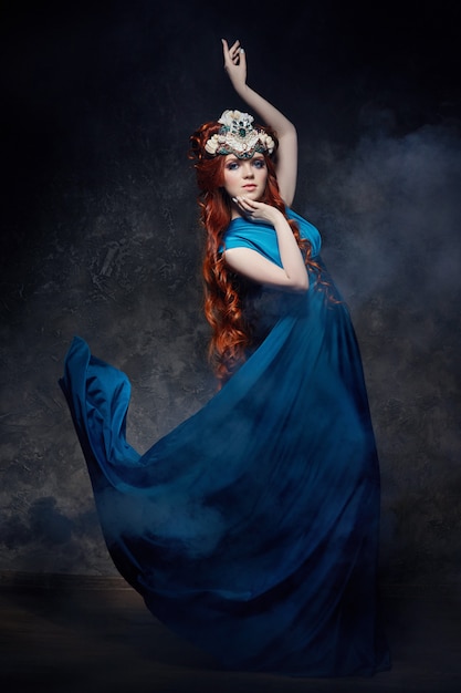 赤毛の女の子素晴らしい外観 青いロングドレスメイク プレミアム写真