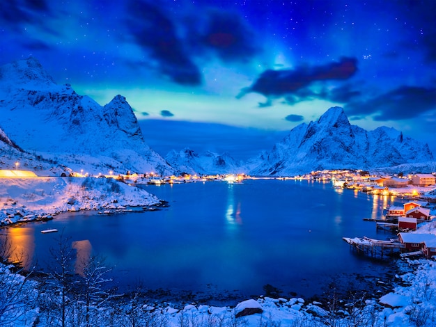 夜のレーヌ村 ロフォーテン諸島 ノルウェー プレミアム写真