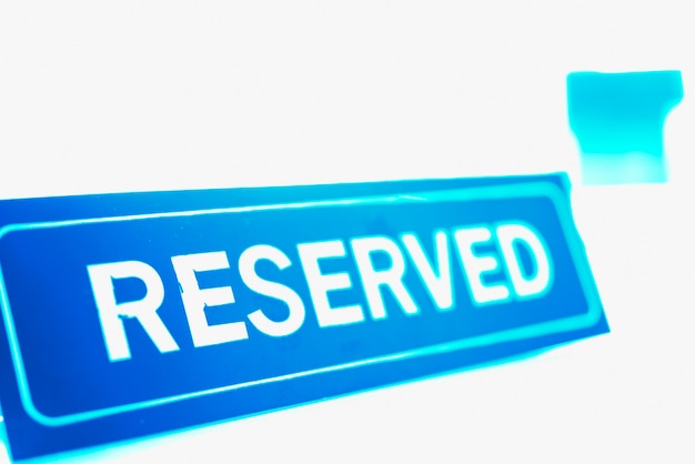 Reserved sign on table Premium Photo