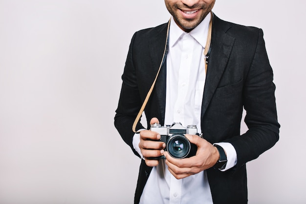 スーツでハンサムな男の手でレトロなカメラ レジャー 旅行 ジャーナリスト 写真 趣味 笑顔 楽しんで 無料の写真