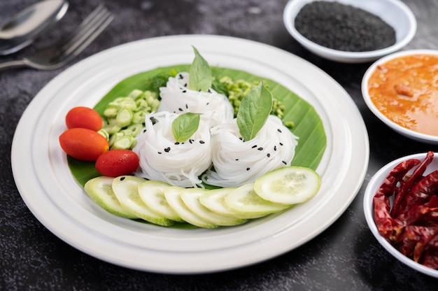 美味しい野菜とおかずとバナナの葉の米麺 タイ料理 無料の写真