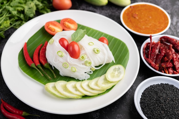 美味しい野菜とおかずとバナナの葉の米麺 タイ料理 無料の写真