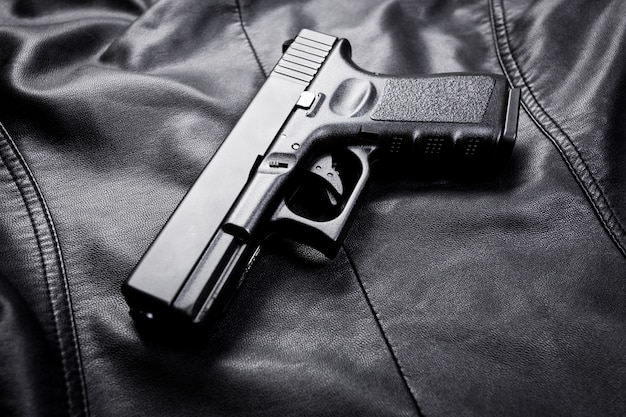 ライフル 銃 鞘付きのナイフ コンパス 黒い布の上にペンでノート プレミアム写真