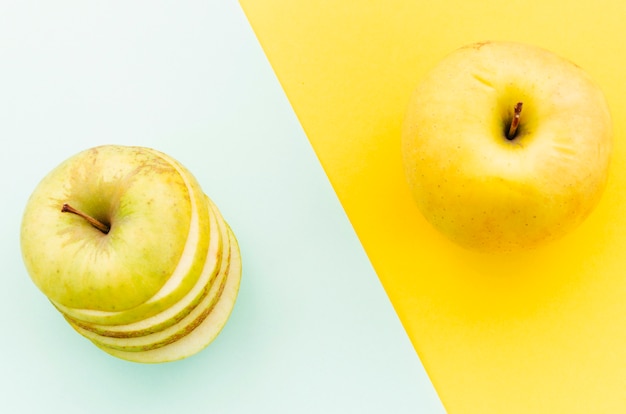 Ripe apples on colored background | Free Photo