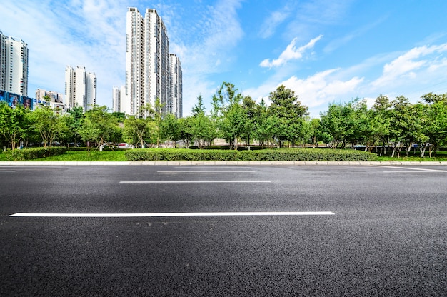 建物や公園の背景に道路 無料の写真