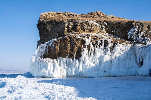 バイカル湖 ロシア 風景写真の氷と岩の崖 プレミアム写真