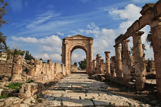 Roman ruins in tyre (sour), lebanon | Premium Photo