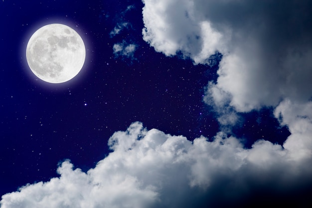 ロマンチックな夜 雲の背景を持つ星の上の宇宙の満月 プレミアム写真