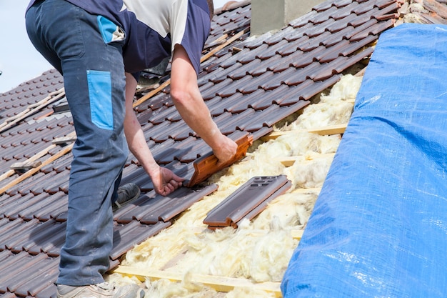 roofer-laying-tile-roof_105413-27.jpg (626×417)