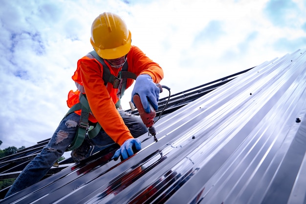 roofer-working-roof-structure-building-construction-site-roofer-using-air-pneumatic-nail-gun-installing-metal-sheet-top-new-roof_64073-73.jpg (626×417)