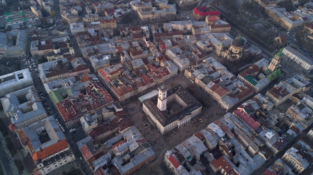 日中ウクライナのリヴィウの旧市街の街並み ヨーロッパの都市の不思議な雰囲気 ランドマーク 市庁舎 メイン広場 空撮 無料の写真
