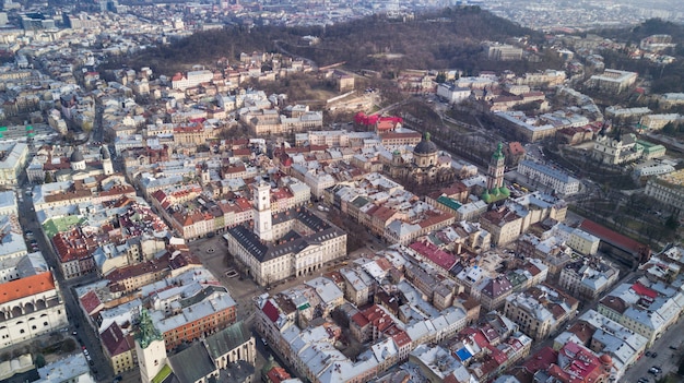 日中ウクライナのリヴィウの旧市街の街並み ヨーロッパの都市の不思議な雰囲気 ランドマーク 市庁舎 メイン広場 無料の写真